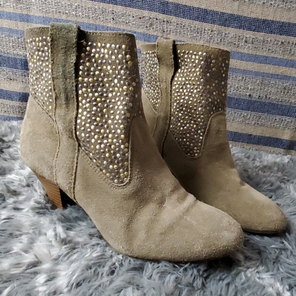 American Eagle Outfitters Shoes - American eagle 6 suede ankle boot studded tan